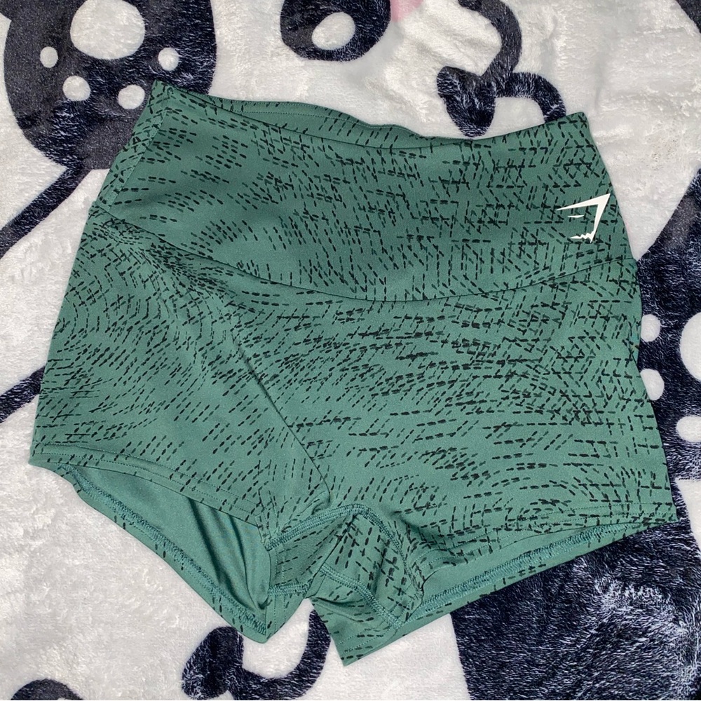 GYMSHARK SHORTS (Medium)